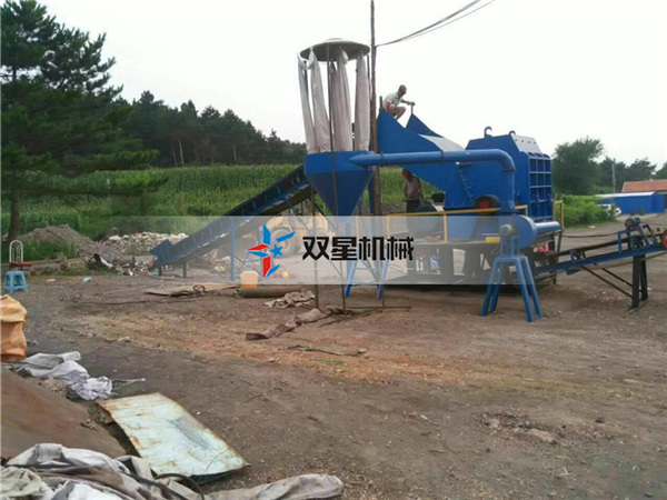 金屬破碎機設備1800型上?？蛻衄F(xiàn)場