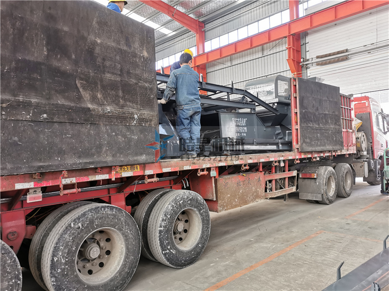 廢鋁破碎機(jī)<a href='http://www.rongxin366.cn/ptsb/1033.html' target='_blank'><span>渦電流分選機(jī)</span></a>裝車(chē)