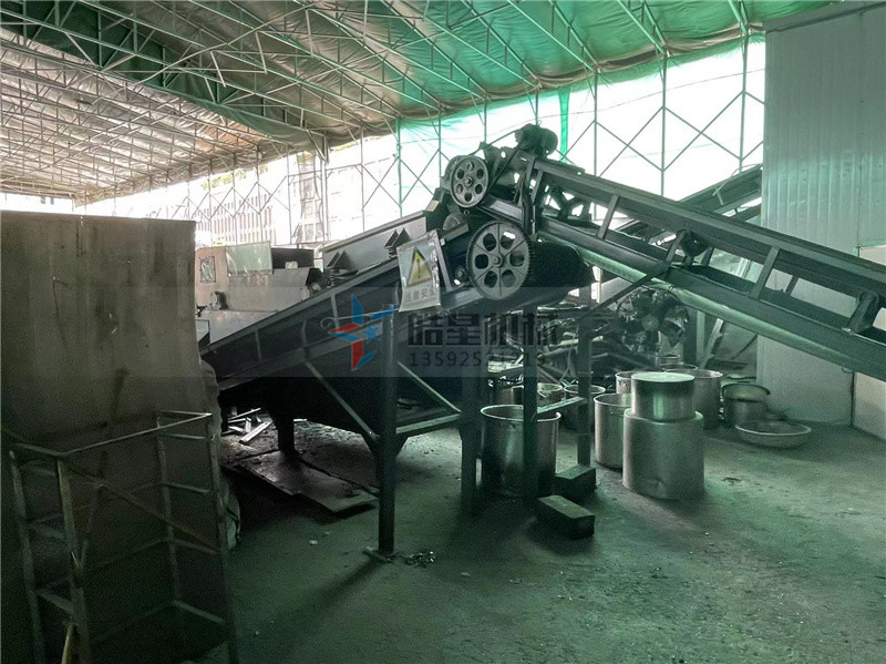 在廢鋼破碎機生產線中給料機怎么選擇合適