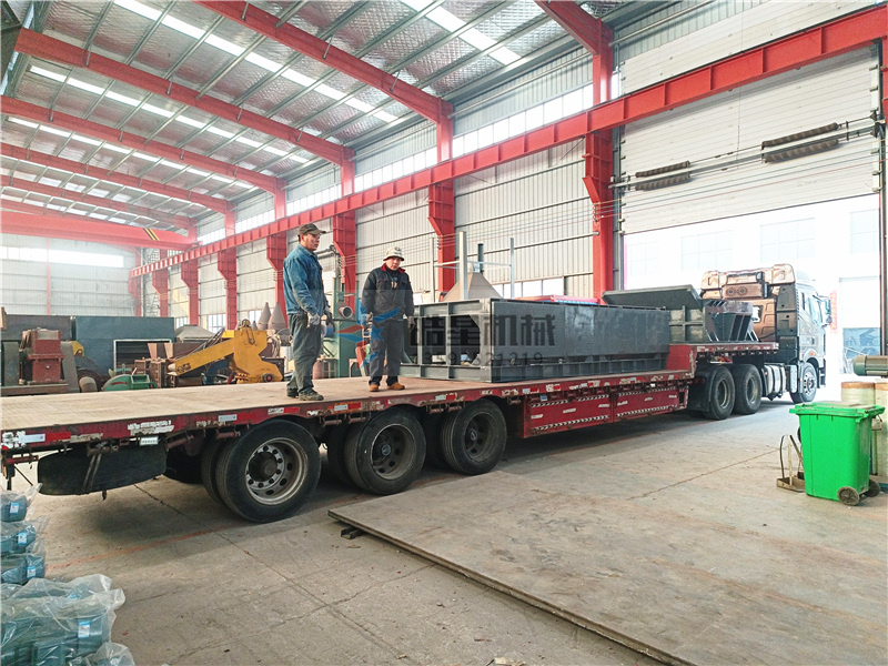 2000型<a href='http://www.rongxin366.cn/psxl/4.html' target='_blank'><span>廢鋼破碎機</span></a>設(shè)備發(fā)貨